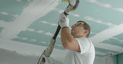 Renovácia sadrokartónových stropov: trhliny a vlhkosť